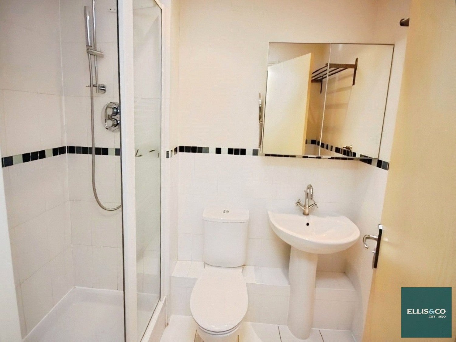 Flat Hendon Lane in Greater London