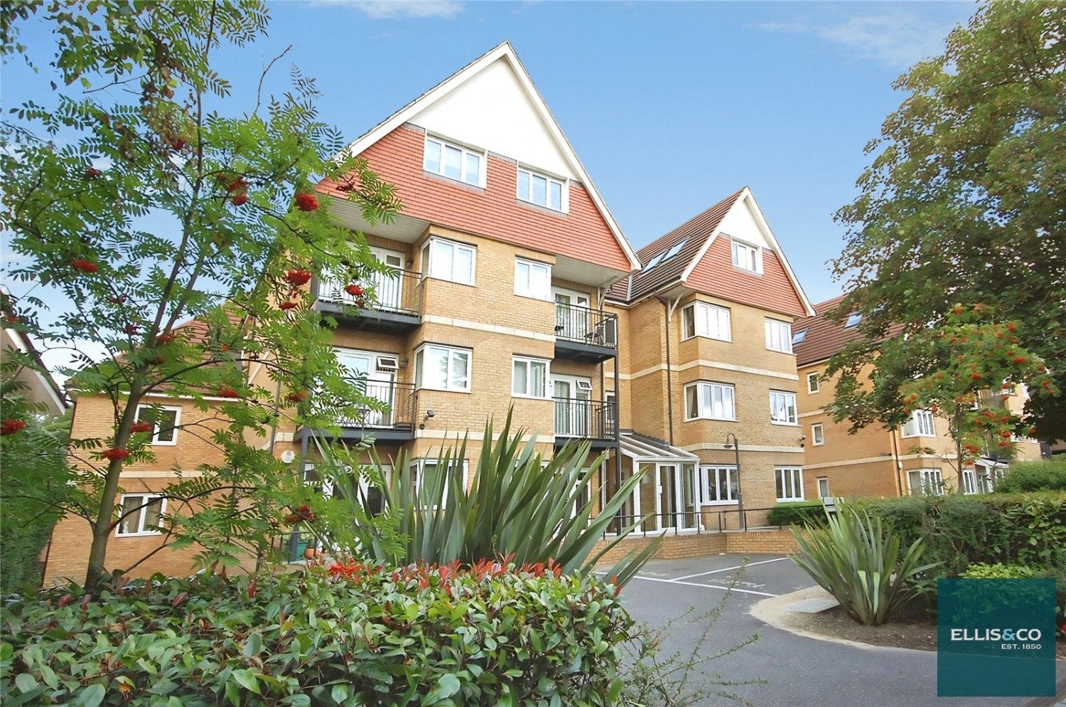 Flat Hendon Lane in Greater London