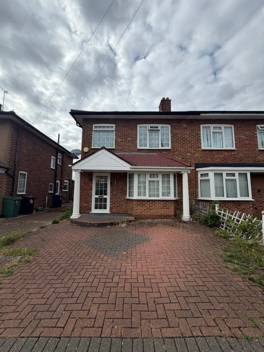 House Bournemead Avenue in Greater London