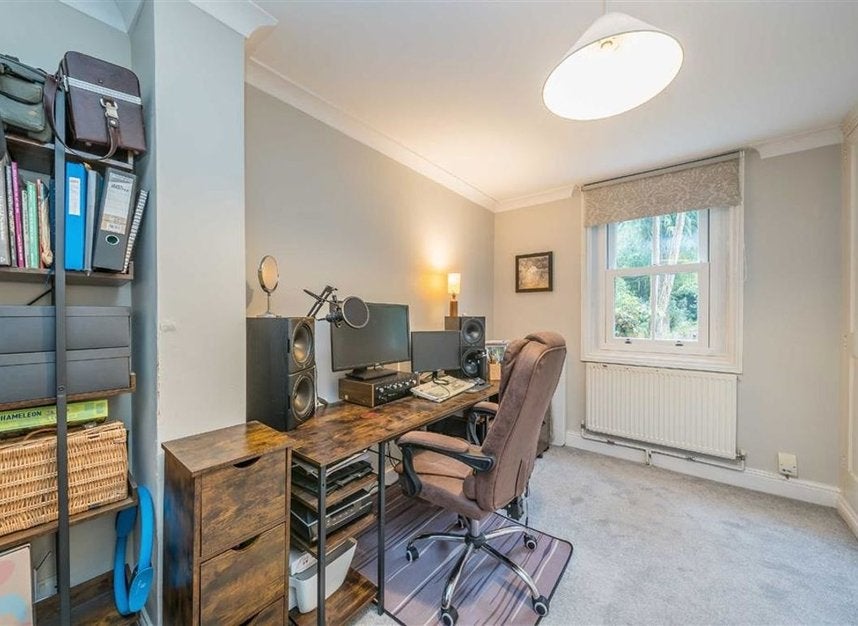 Flat Kew Road in Greater London