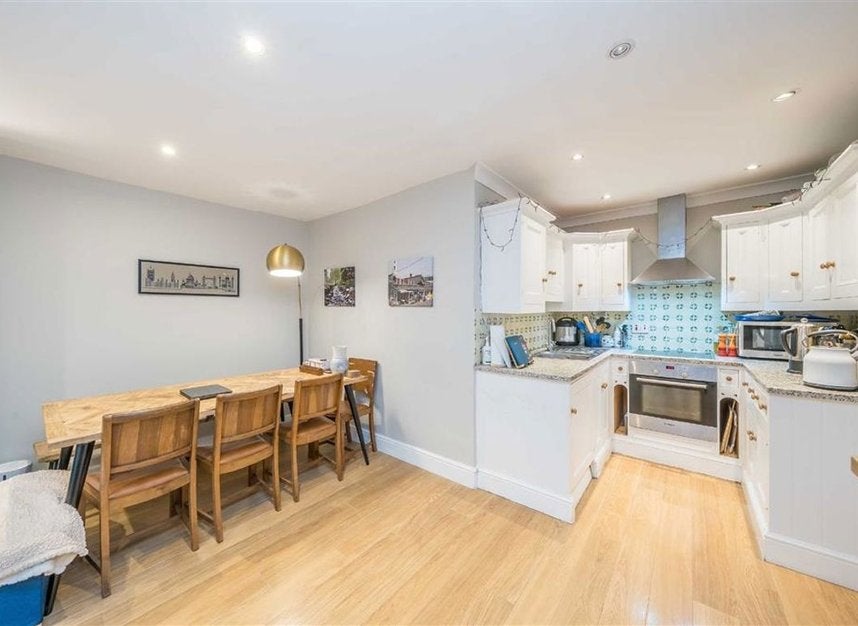 Flat Kew Road in Greater London