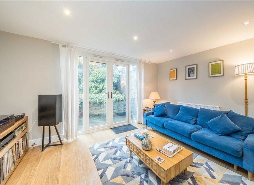 Flat Kew Road in Greater London