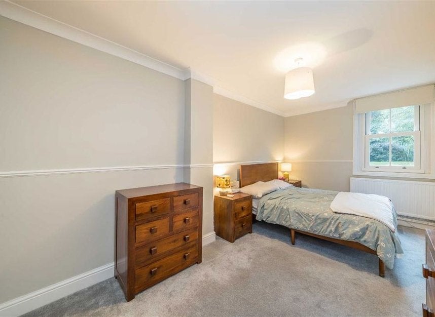 Flat Kew Road in Greater London