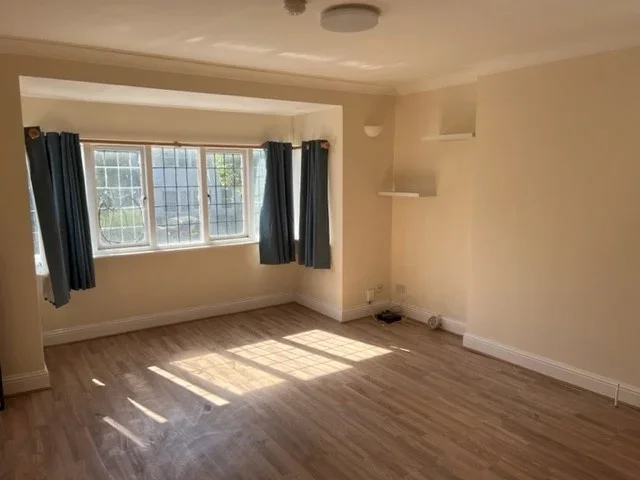 Flat Ravenscroft Avenue in Greater London