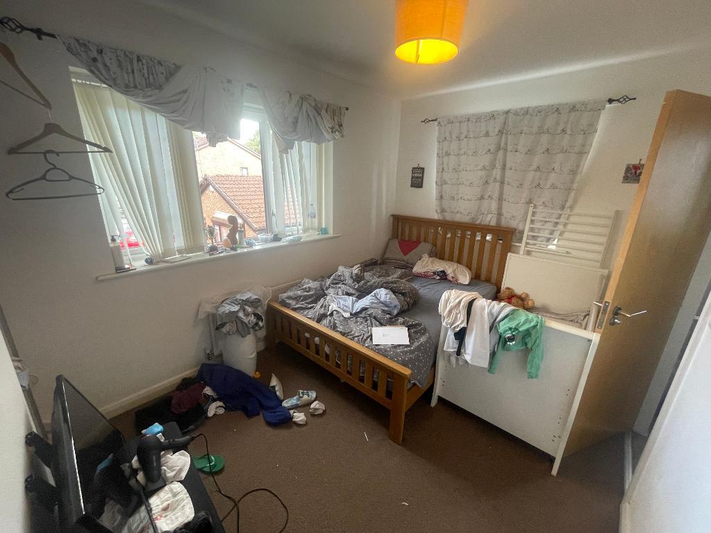 House Great Lake Close in Manchester