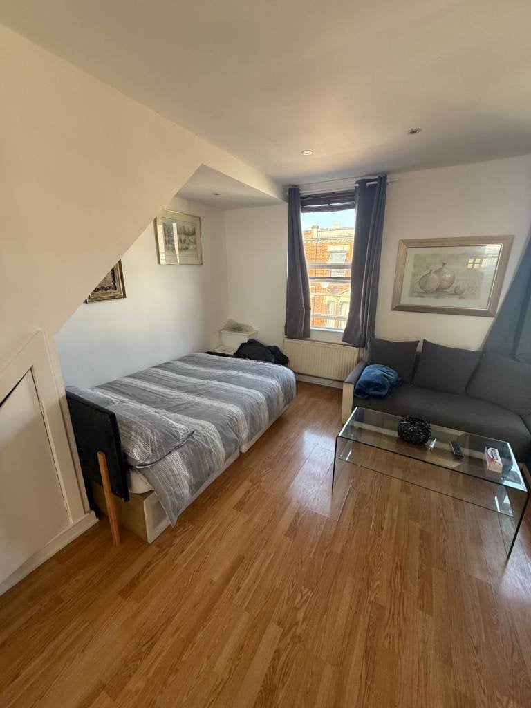 Room Harrow Road in Greater London