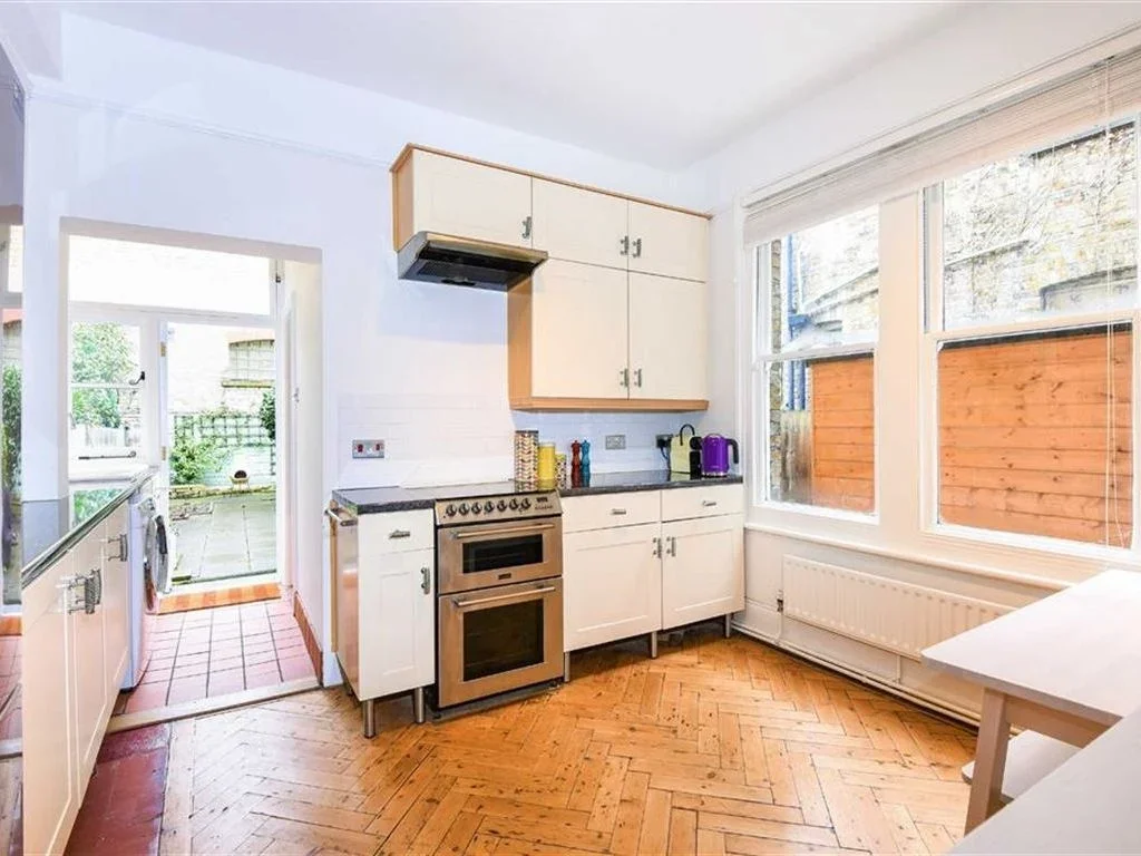 Flat Hailsham Avenue in Greater London
