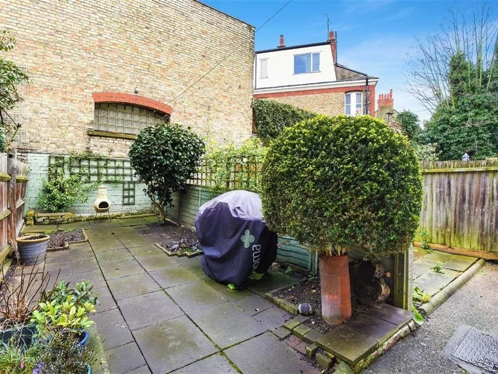 Flat Hailsham Avenue in Greater London
