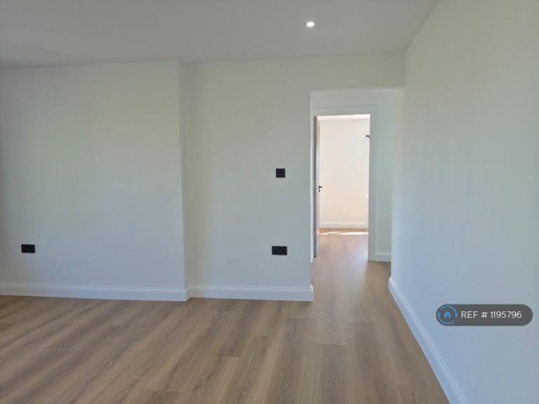 Flat Parkfield Crescent in Greater London