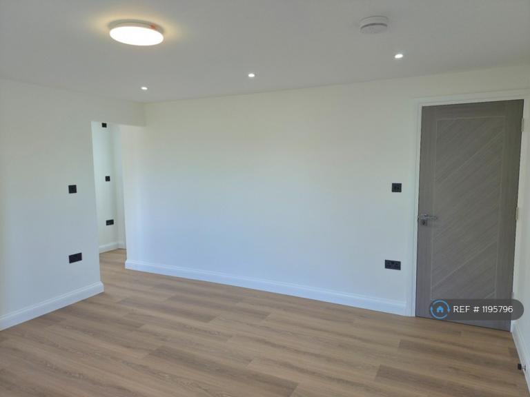 Flat Parkfield Crescent in Greater London