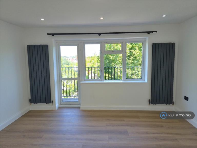 Flat Parkfield Crescent in Greater London