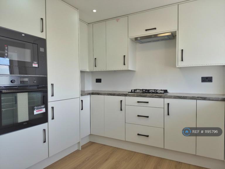 Flat Parkfield Crescent in Greater London