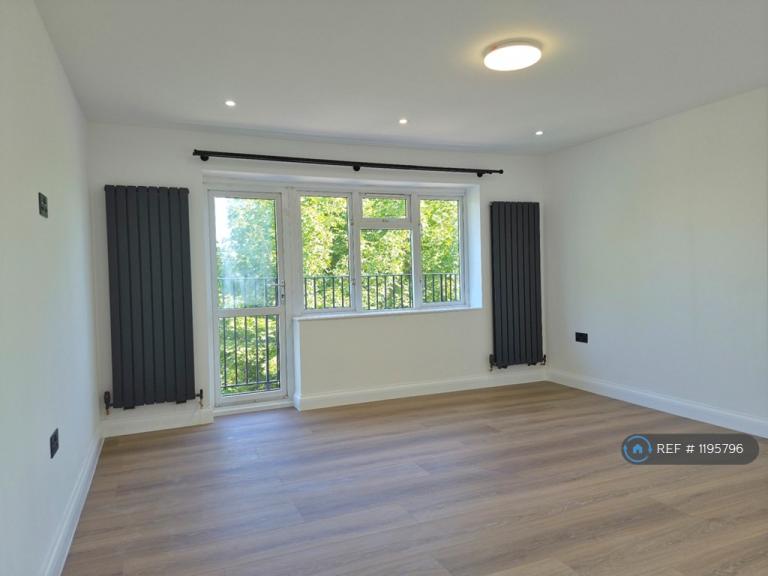 Flat Parkfield Crescent in Greater London