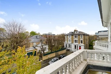 Flat Campden Hill Gardens in Greater London