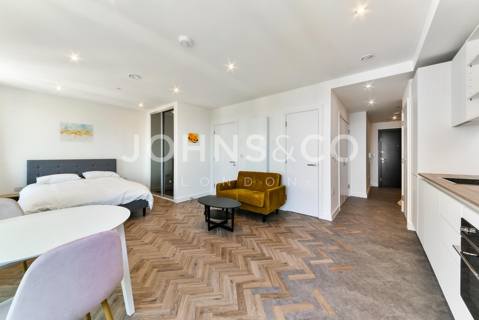 Flat Gillender Street in Greater London