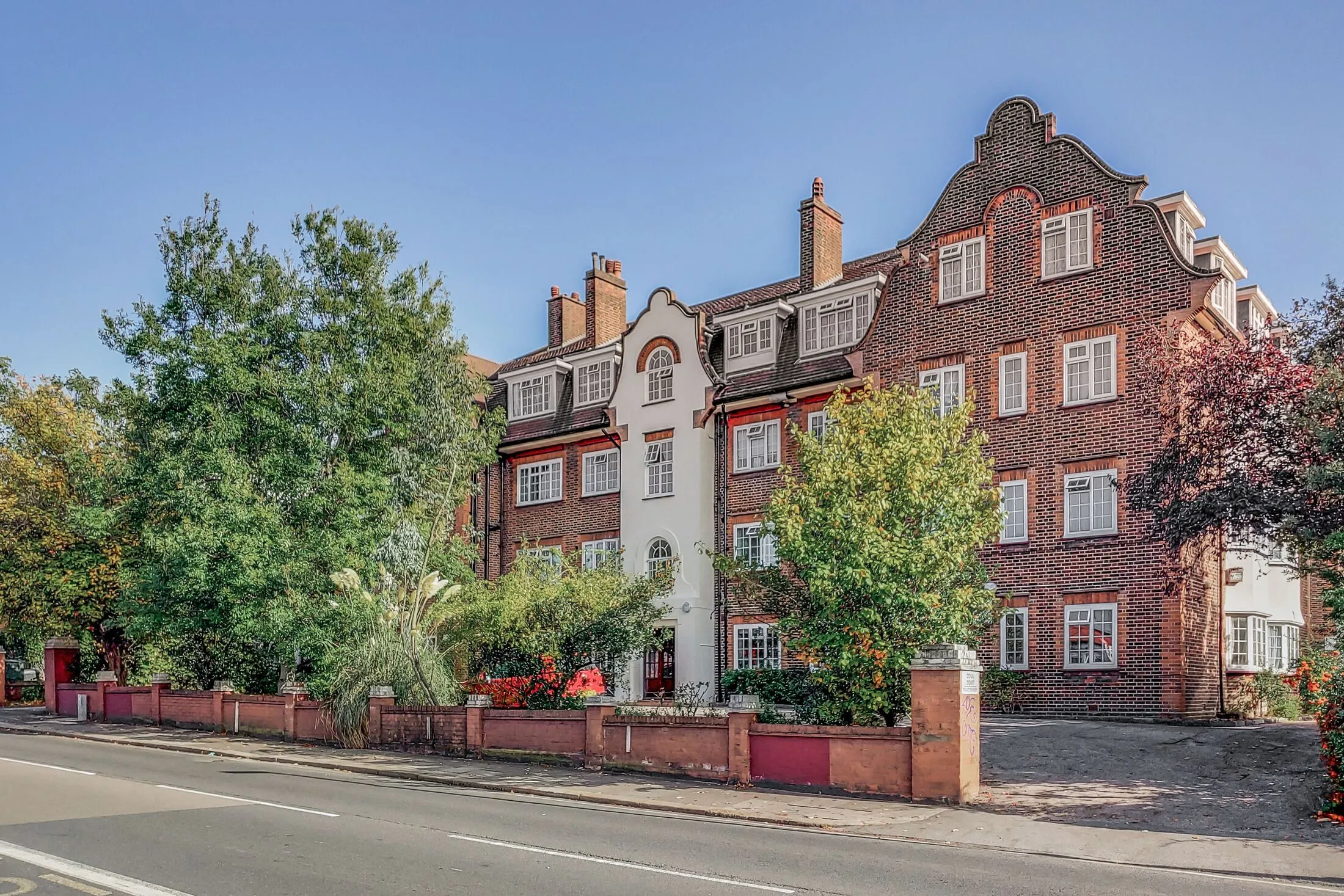 Flat Swallow Gardens in Greater London