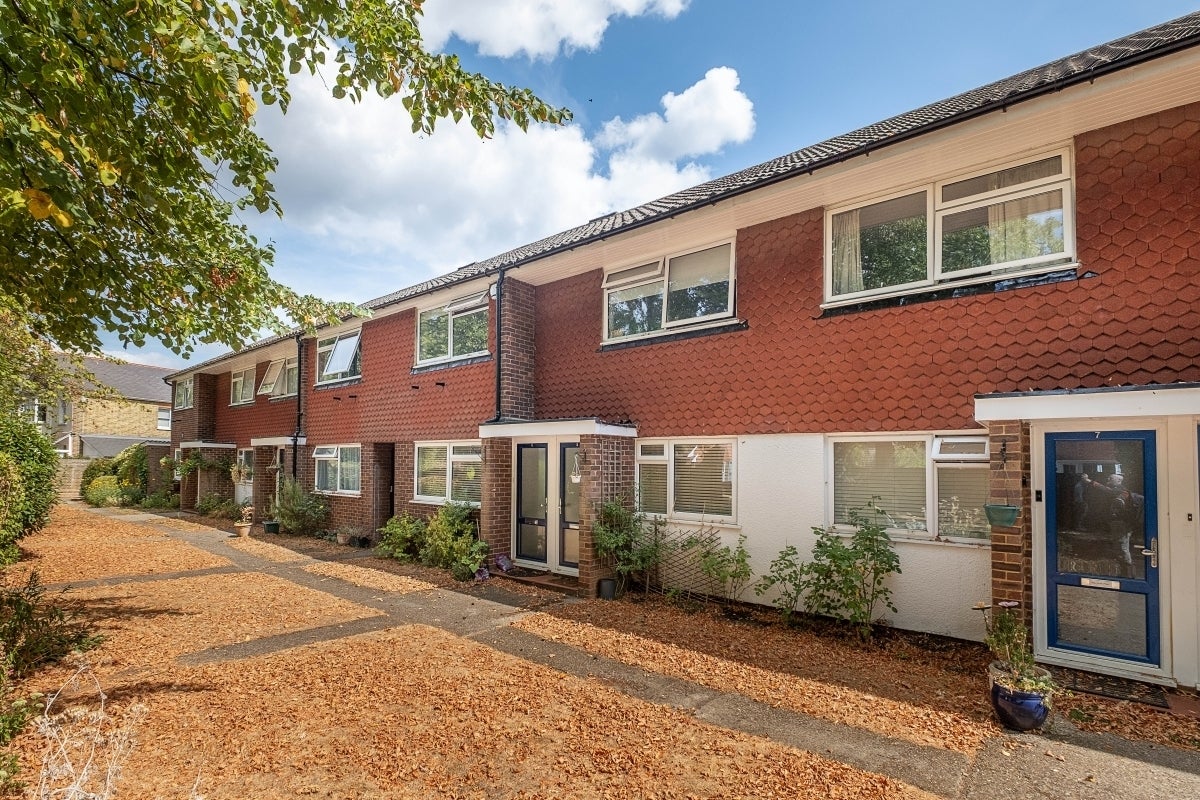 Flat Udney Park Road in Greater London