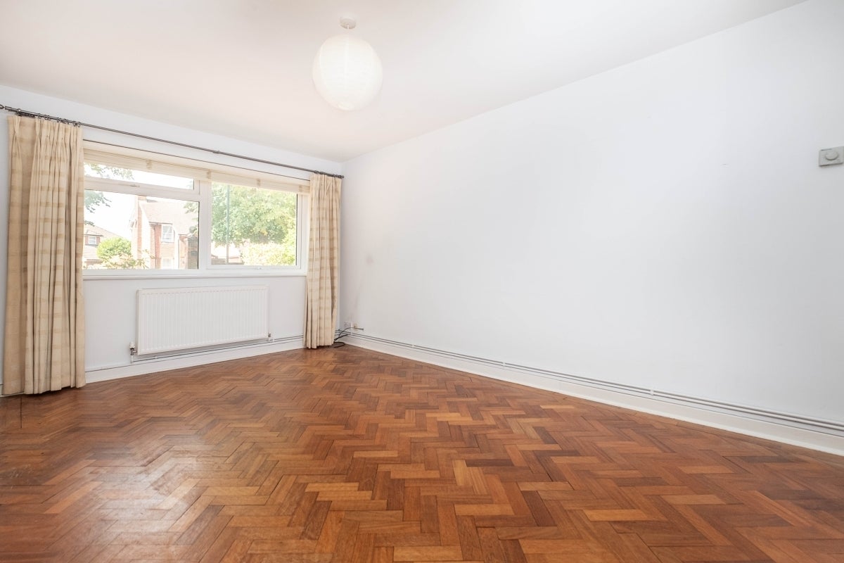 Flat Udney Park Road in Greater London