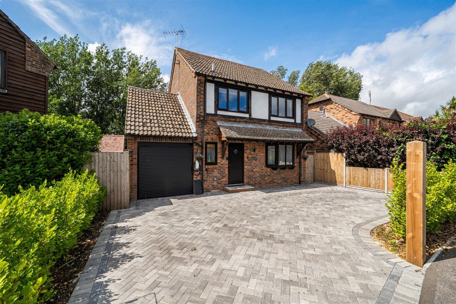 House Bramley Gardens in Arun