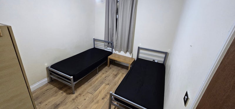Room Grosvenor Road in Greater London