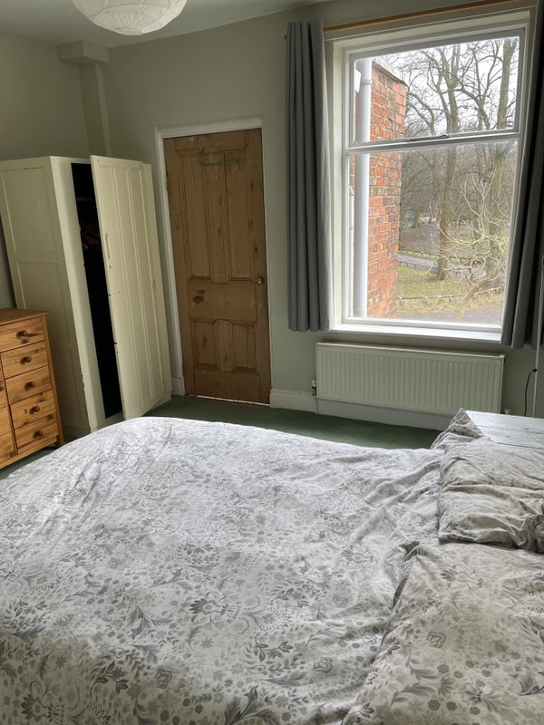 Room Kenwood Close in Trafford