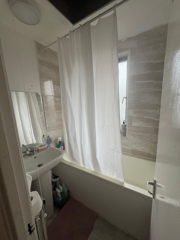 Room Wolvercote Road in Greater London