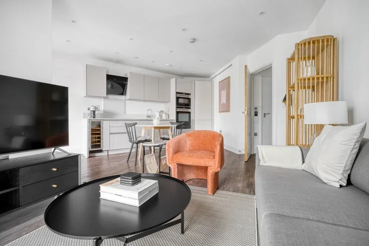 Flat New Drum Street in Greater London