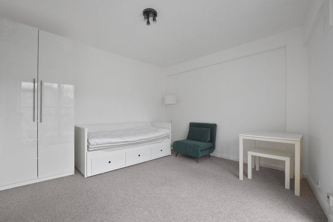 Flat Courtfield Gardens in Greater London