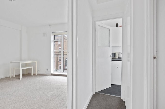 Flat Courtfield Gardens in Greater London