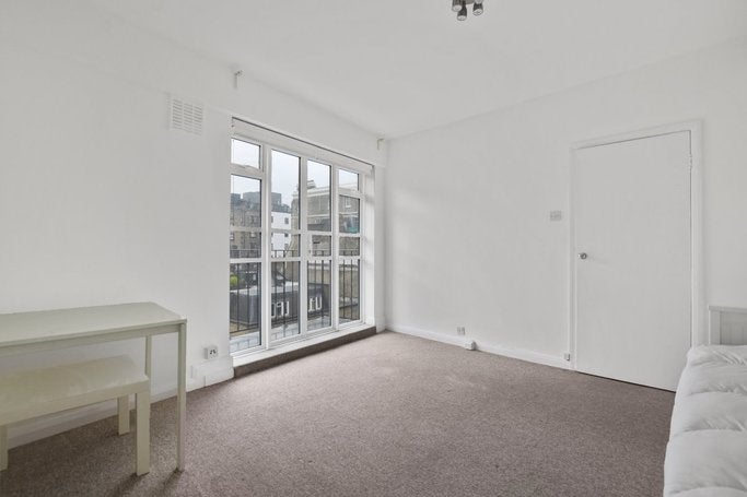 Flat Courtfield Gardens in Greater London