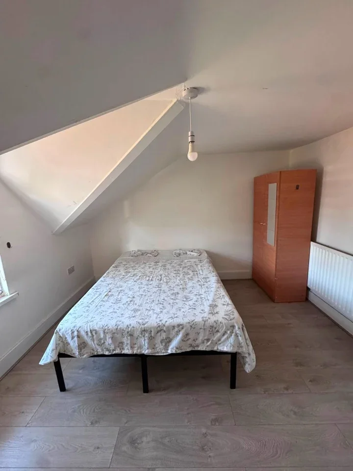 Room Farningham Road in Greater London
