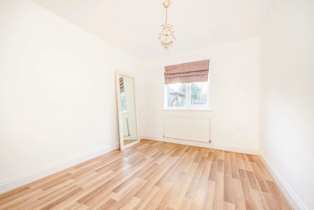 Flat Perry Close in London