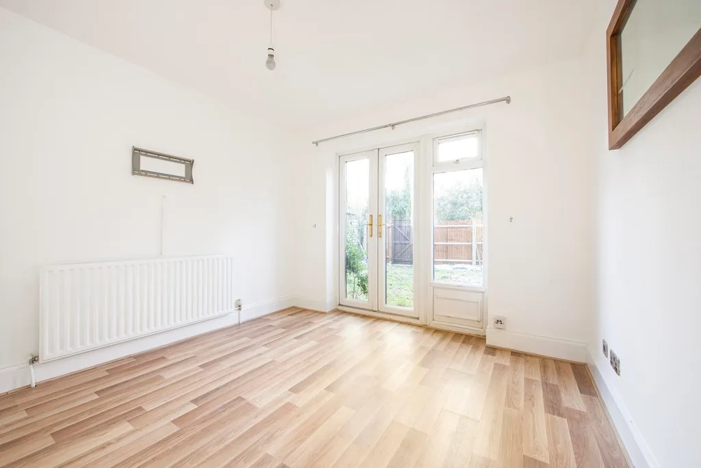 Flat Perry Close in London