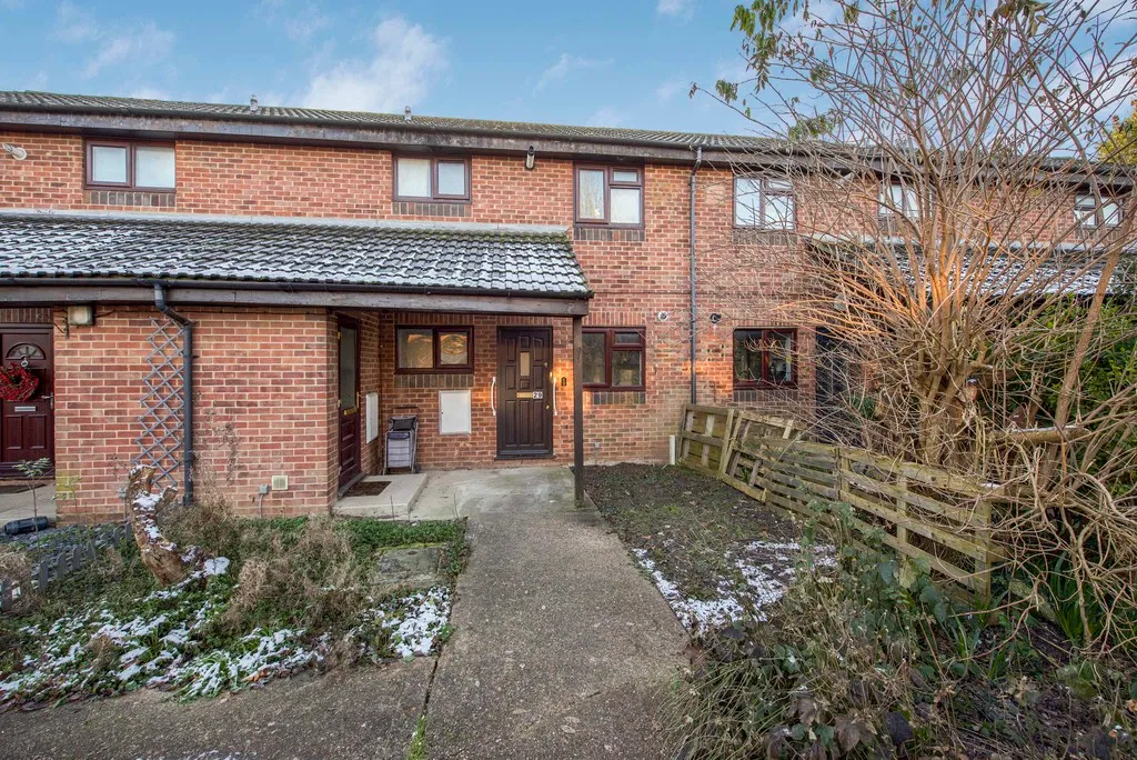 Flat Perry Close in London