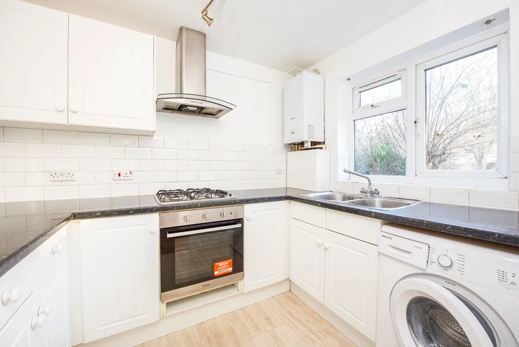 Flat Perry Close in London