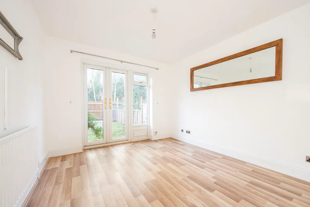 Flat Perry Close in London