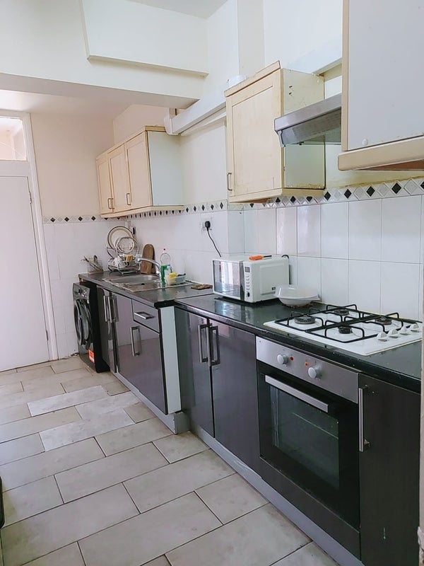 Room Leigh Road in Greater London