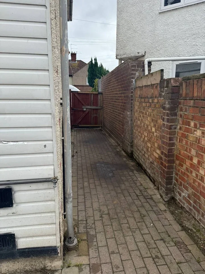 House Mapleton Road in Greater London