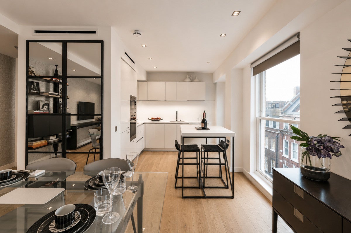 Flat Essex Street in City of Westminster