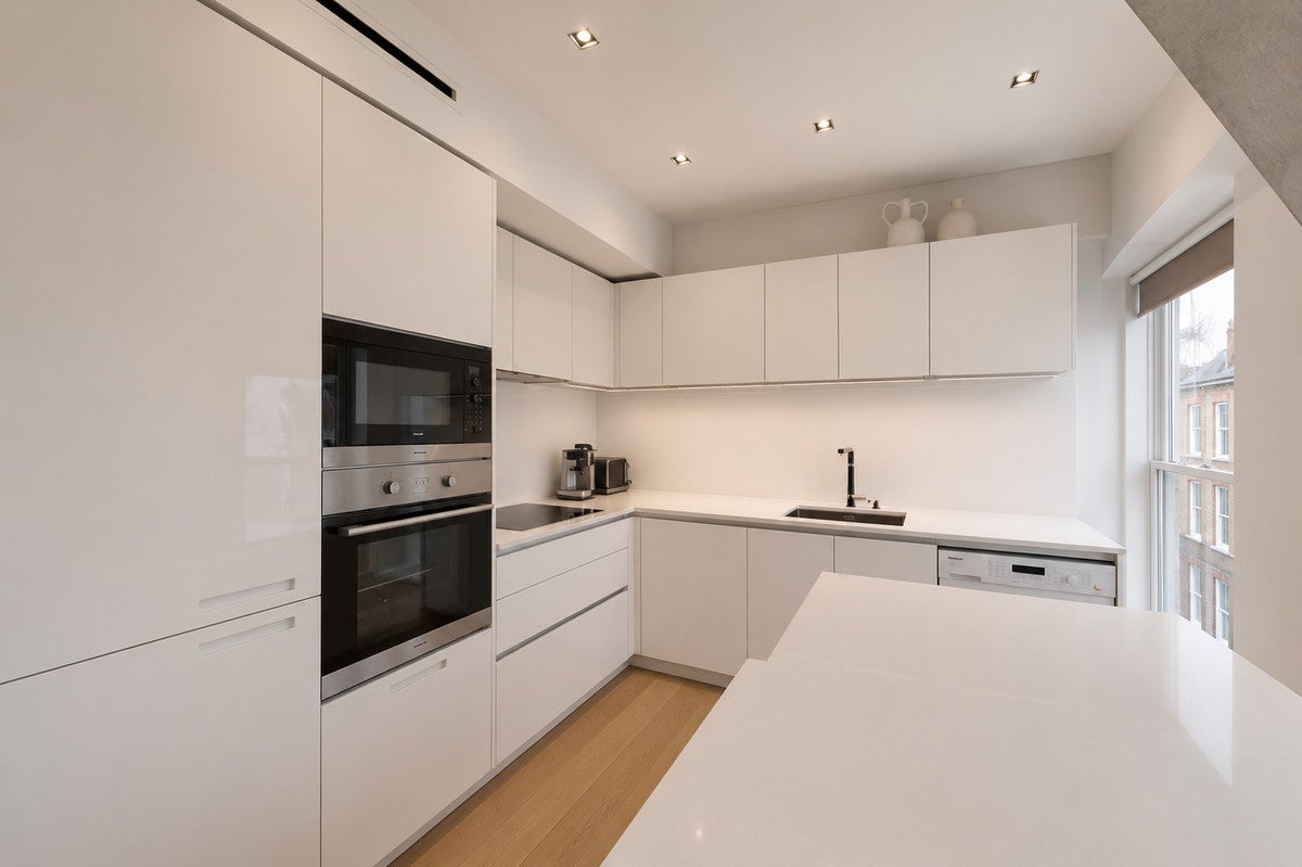 Flat Essex Street in City of Westminster