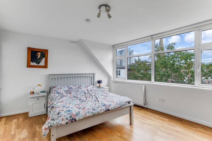Flat Acol Road in Greater London
