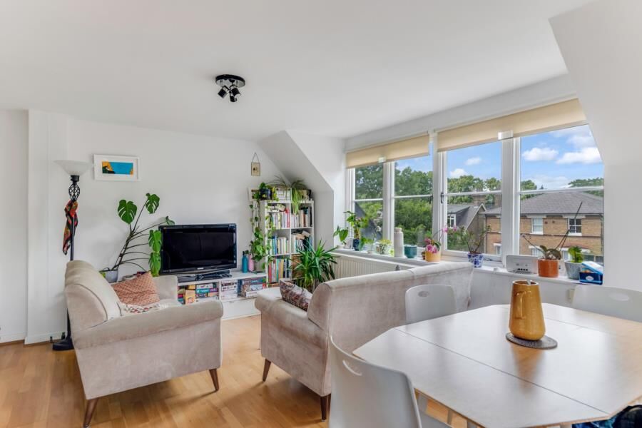 Flat Acol Road in Greater London