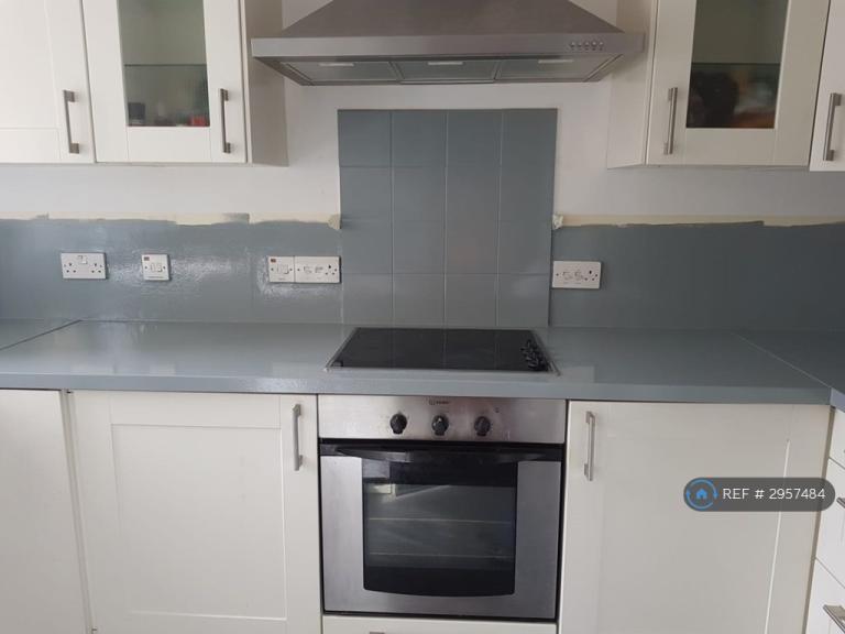 Room Clarence Close in Greater London