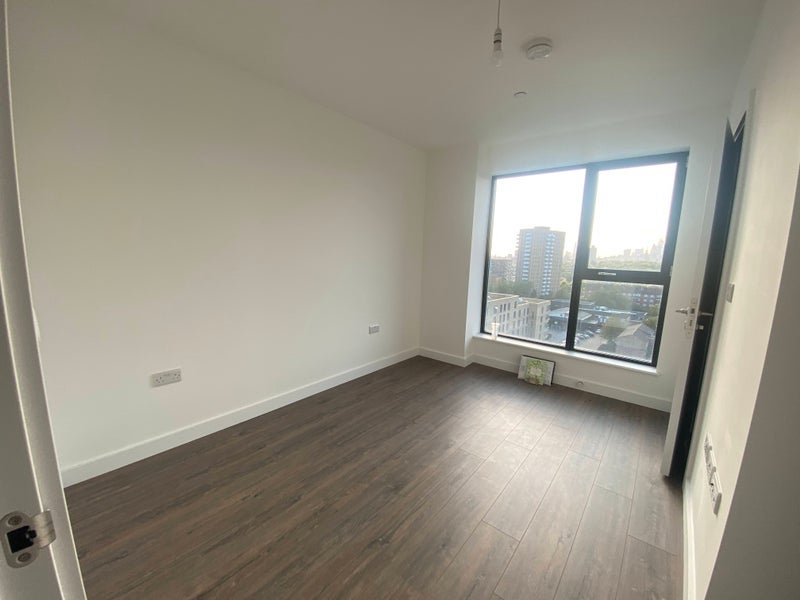 Room Dipper Drive in Greater London