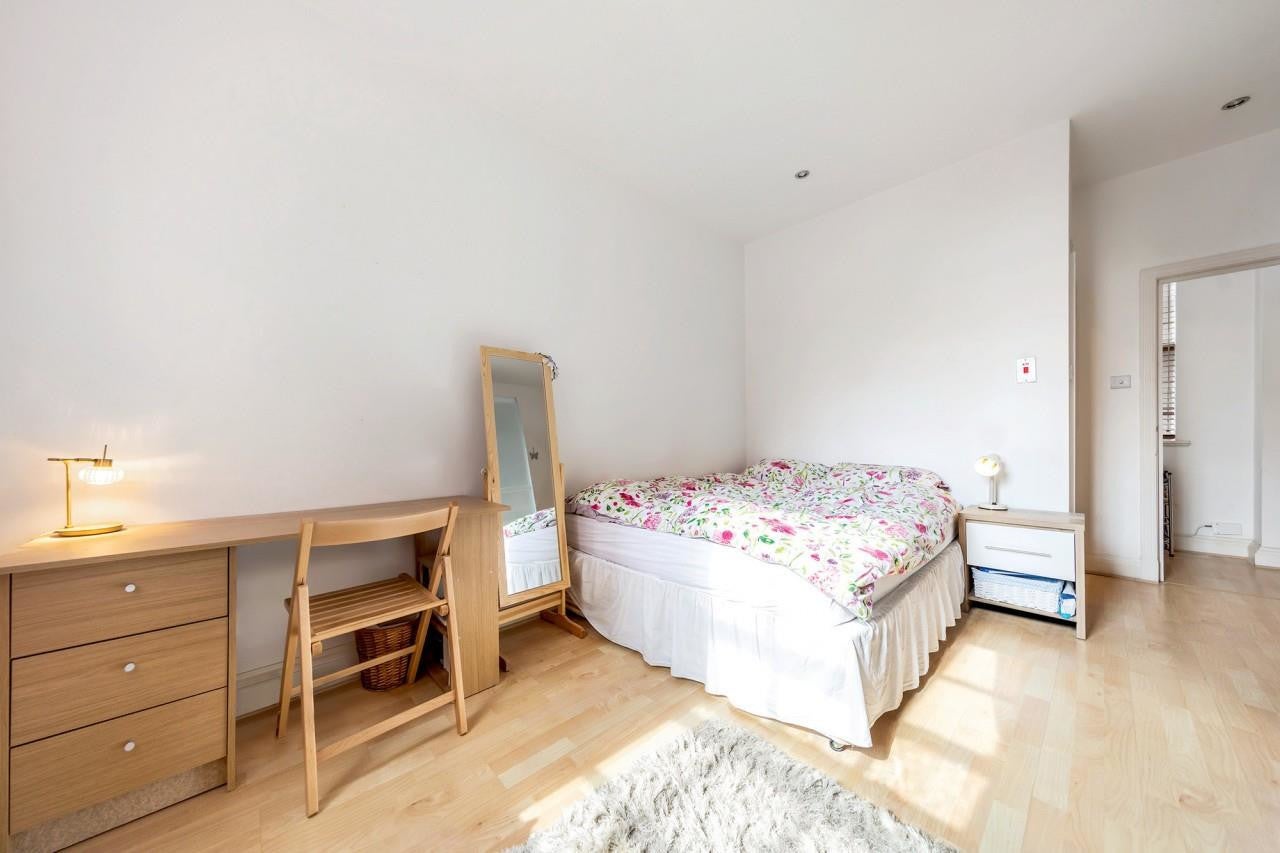 Flat Acre Lane in Greater London