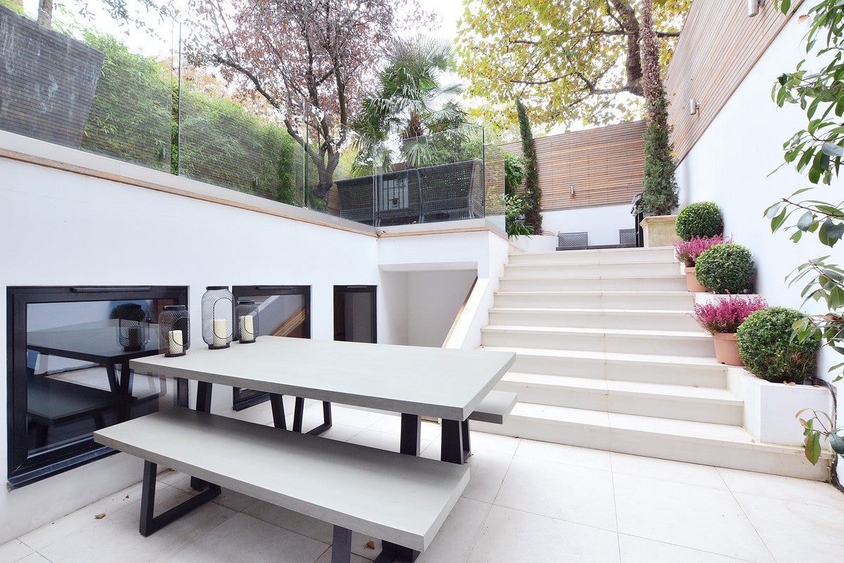 House Pembroke Gardens in Greater London