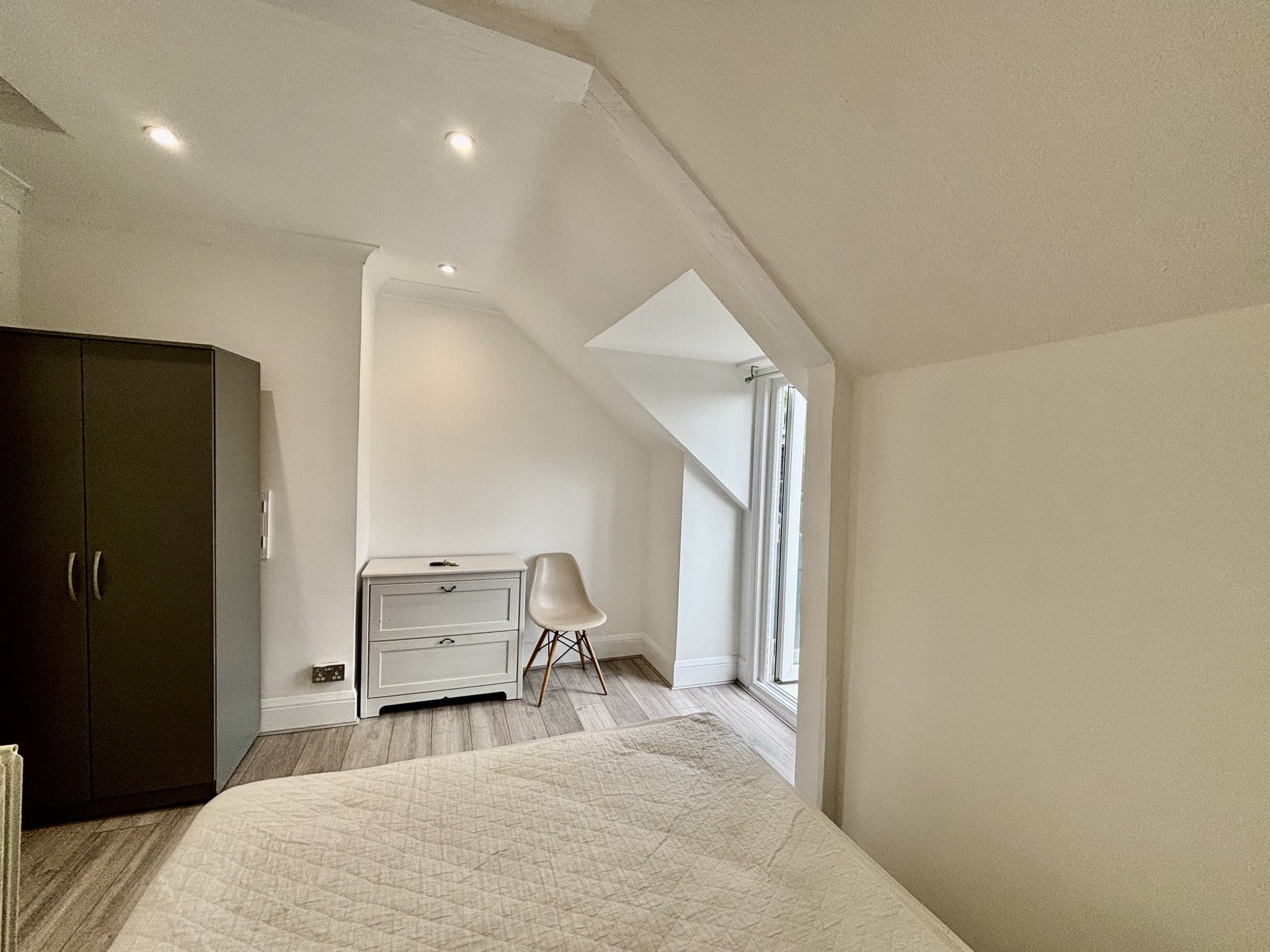 Room Elm Grove Road in Greater London