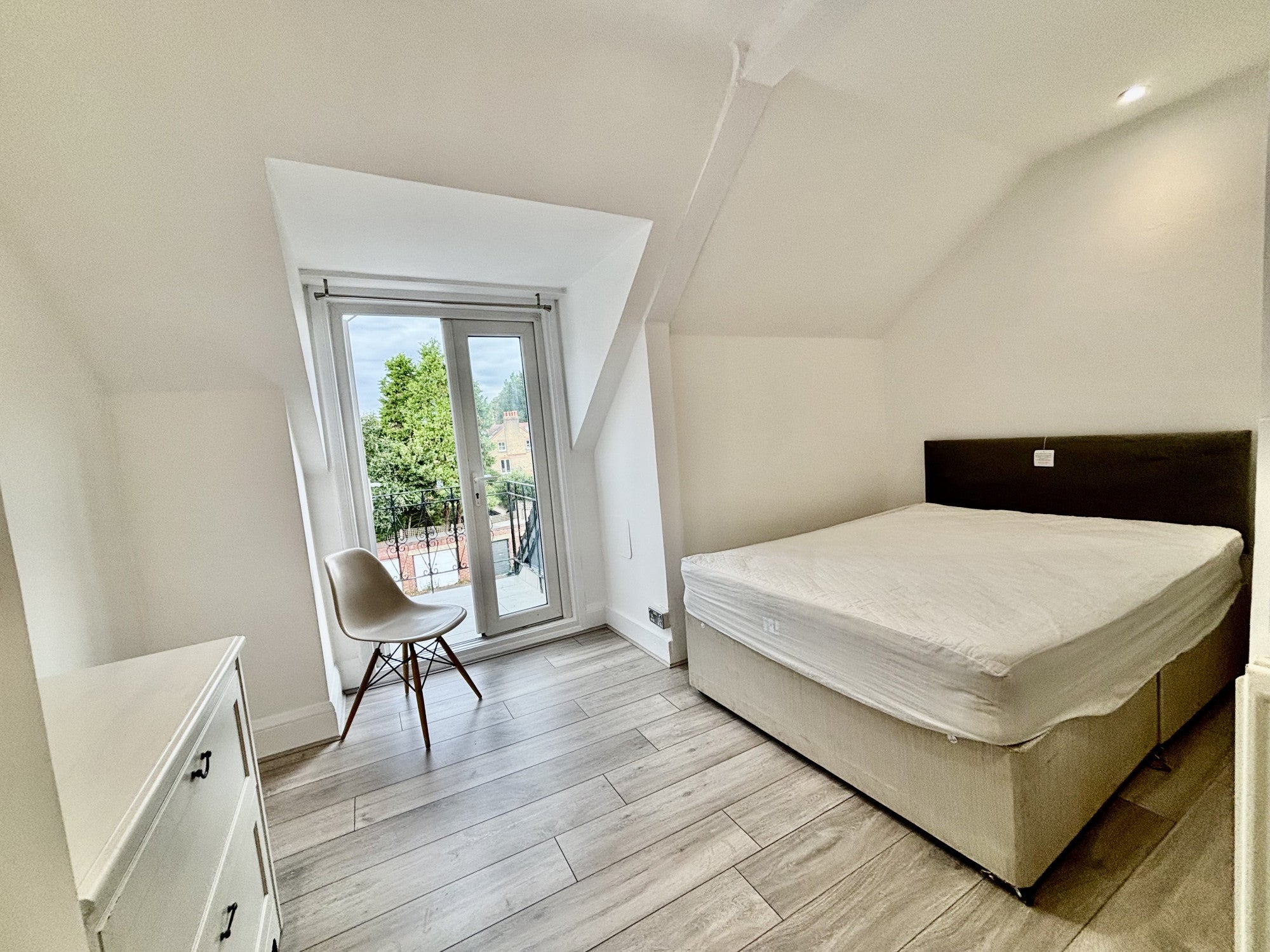 Room Elm Grove Road in Greater London