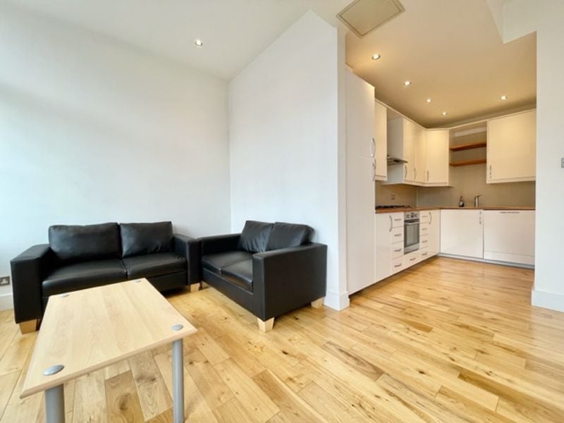 Flat Thrawl Street in Greater London