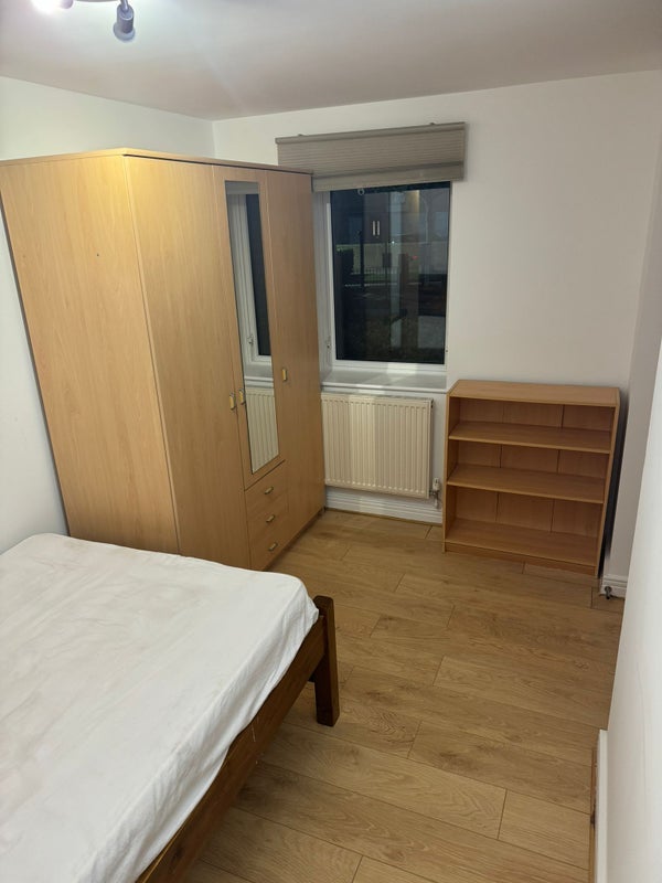 Room Newport Avenue in Greater London